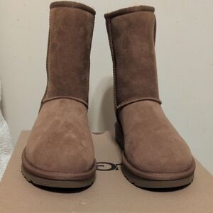 UGG New In Box Classic Short II Suede Boot Chestnut Size 7
